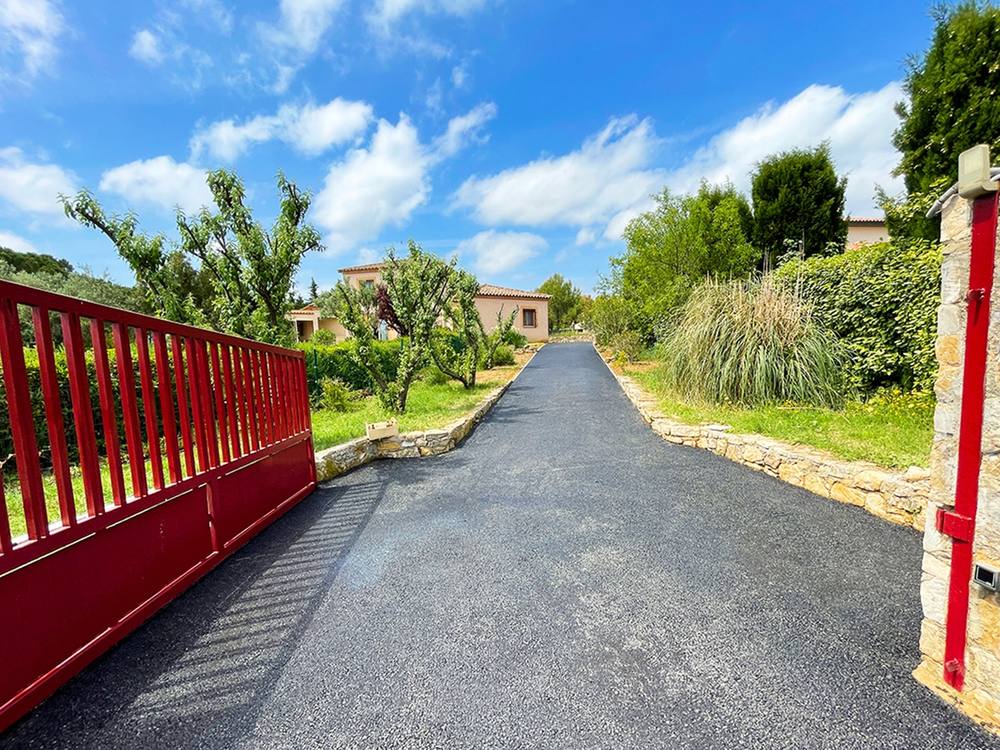 Allée de maison en enrobé réalisée par Bourkels dans l'Aude