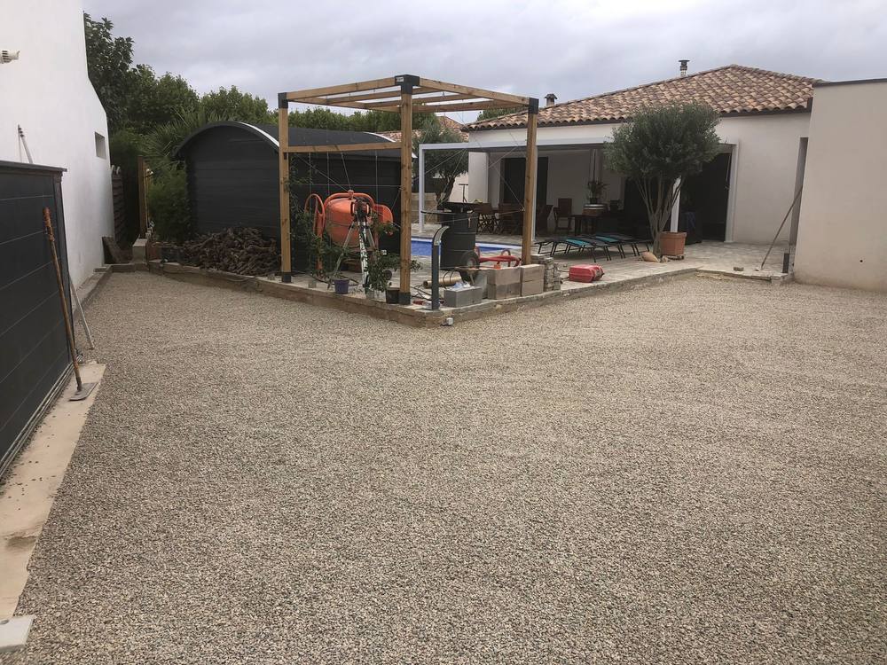 Cour en gravier stabilisé aménagée par Bourkels à Sallèles-d'Aude