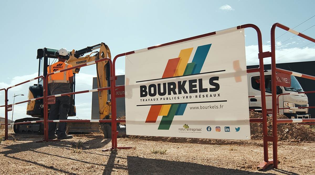 Camion et équipe Bourkels sur un chantier dans l'Aude