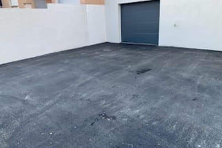 Coursan : Cour et accès de garage en enrobé