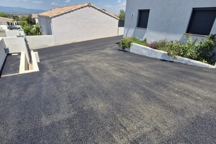 Douzens : Allée de maison en enrobé avec bordures