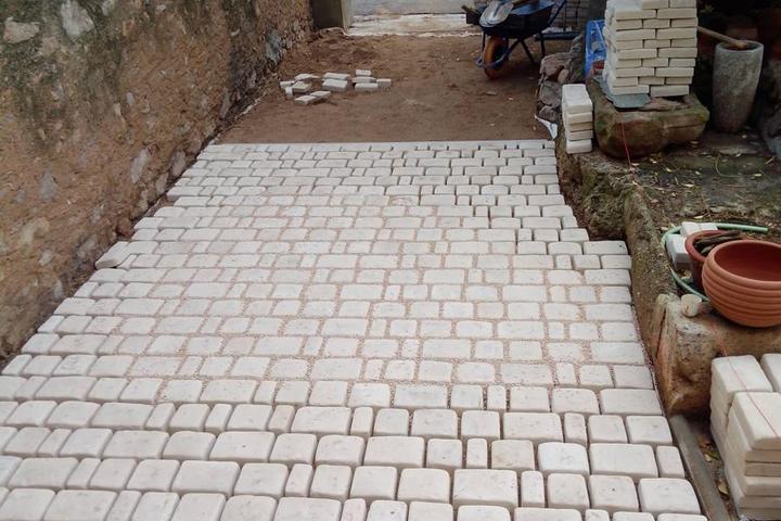 Luc-sur-Orbieu : Allée de maison en pavés