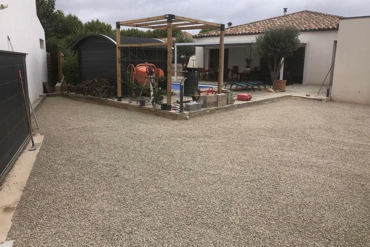 Sallèles-d'Aude : Cour en gravier stabilisé