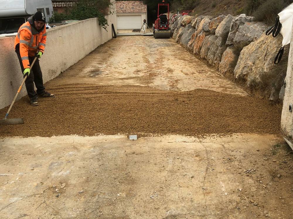 Réglage et compactage d'une plateforme par Bourkels à Montséret